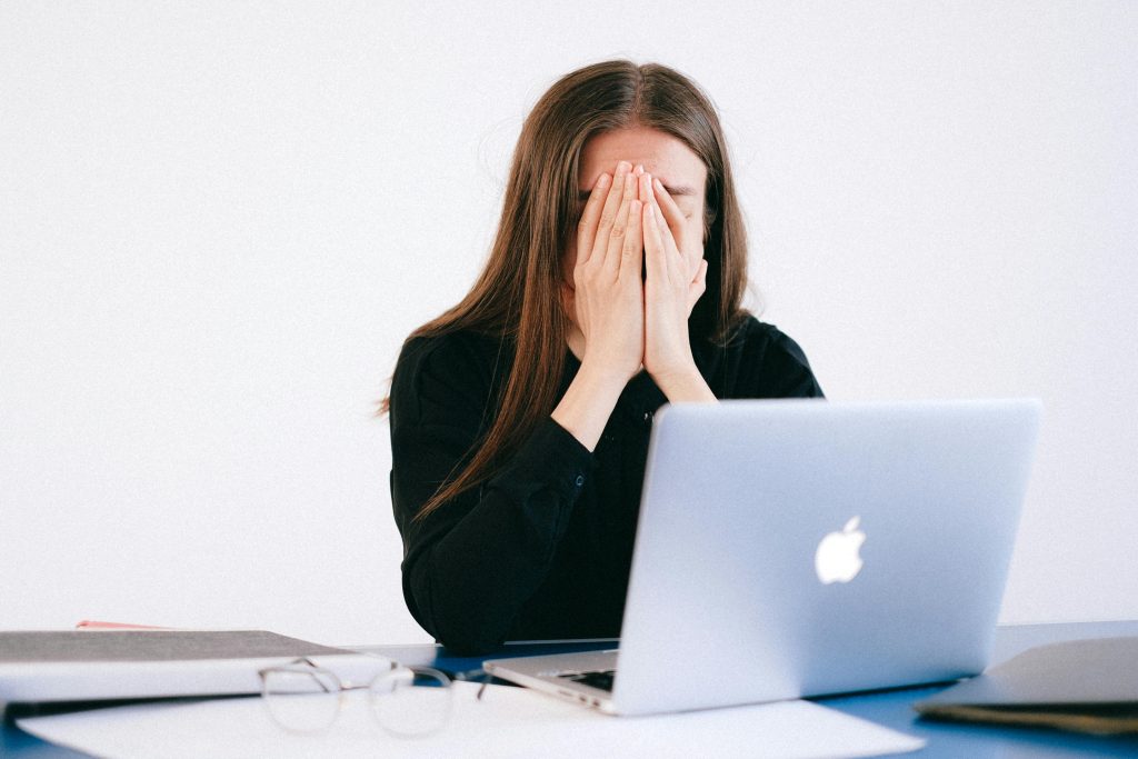 pexels shvetsa 4226215 LA DIFICULTAD DE VOLVER DE VACACIONES… CÓMO SUPERAR LA DEPRESIÓN POSVACIONAL SIN MORIR EN EL INTENTO