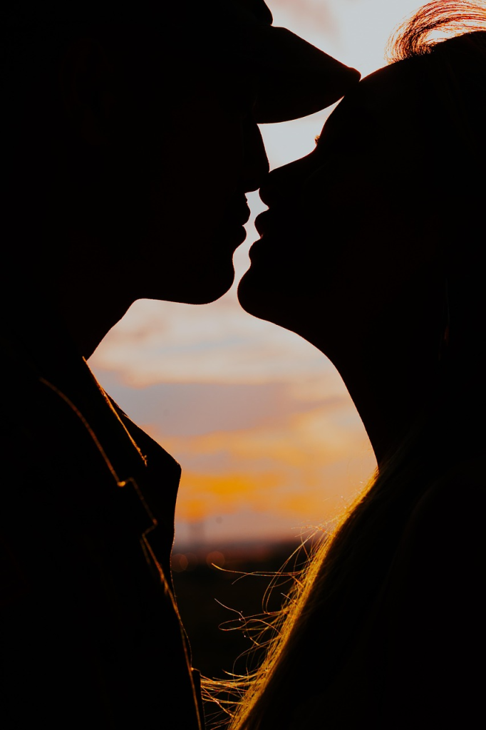 ¿Por qué me siento solo estando en pareja? Una mirada psicológica a la soledad compartida. 3 Foto art por que me siento solo estando en pareja 5 ¿Por qué me siento solo estando en pareja? Una mirada psicológica a la soledad compartida.