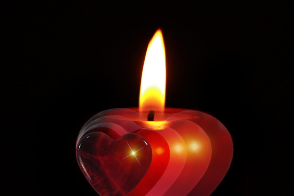 Más allá del deseo: lo que tu vida sexual revela sobre tu mundo interior (y lo que nadie te ha contado sobre la "anorexia sexual") 3 geralt candle 386607 1920 Más allá del deseo: lo que tu vida sexual revela sobre tu mundo interior (y lo que nadie te ha contado sobre la "anorexia sexual")