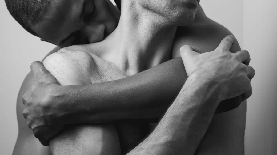 Dos personas abrazadas en blanco y negro, imagen sobre las diferencias de deseo sexual entre hombres y mujeres