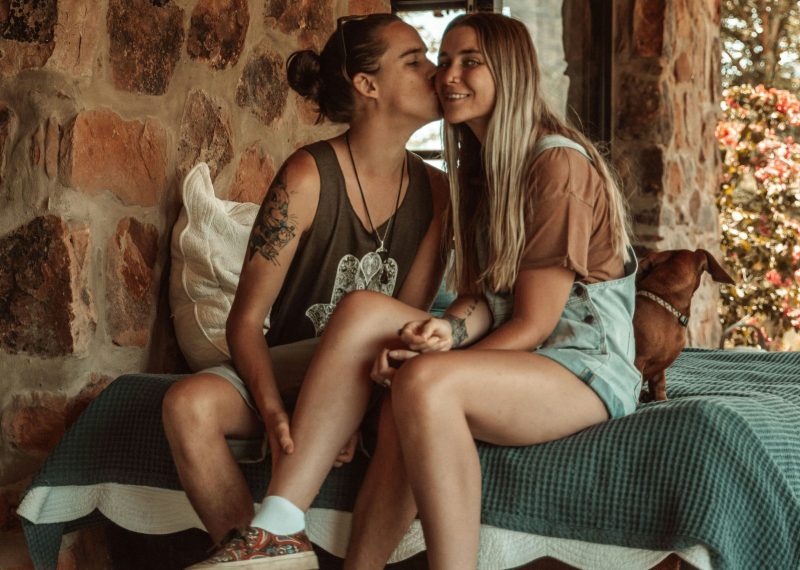 Pareja compartiendo un momento tranquilo en casa, imagen sobre salud sexual y vínculo afectivo