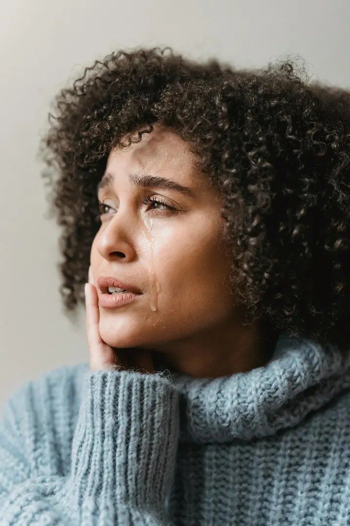 La terapia focalizada en la emoción en los trastornos depresivos 4 Mujer con lágrimas en los ojos mirando a lo lejos, imagen sobre la tristeza como emoción humana
